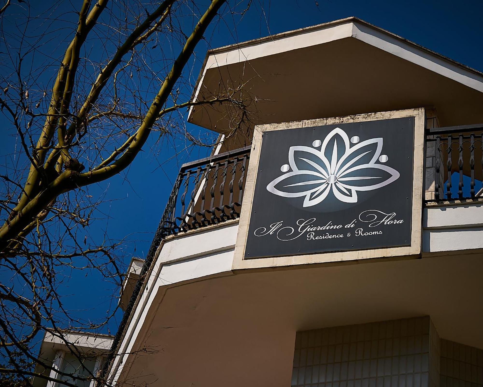 Il Giardino Di Flora Con Piscina Hotel Lecce Ngoại thất bức ảnh