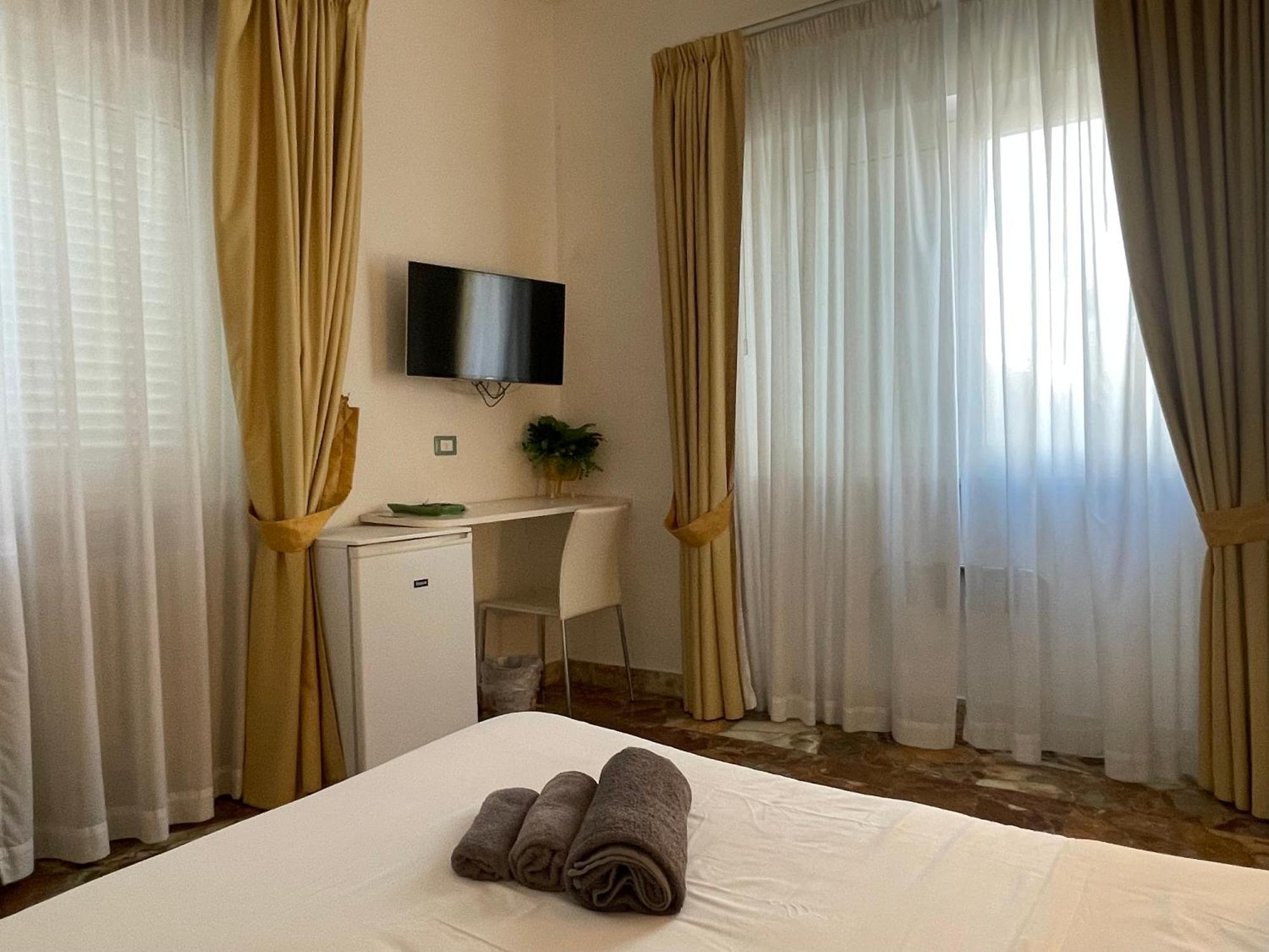 Il Giardino Di Flora Con Piscina Hotel Lecce Ngoại thất bức ảnh